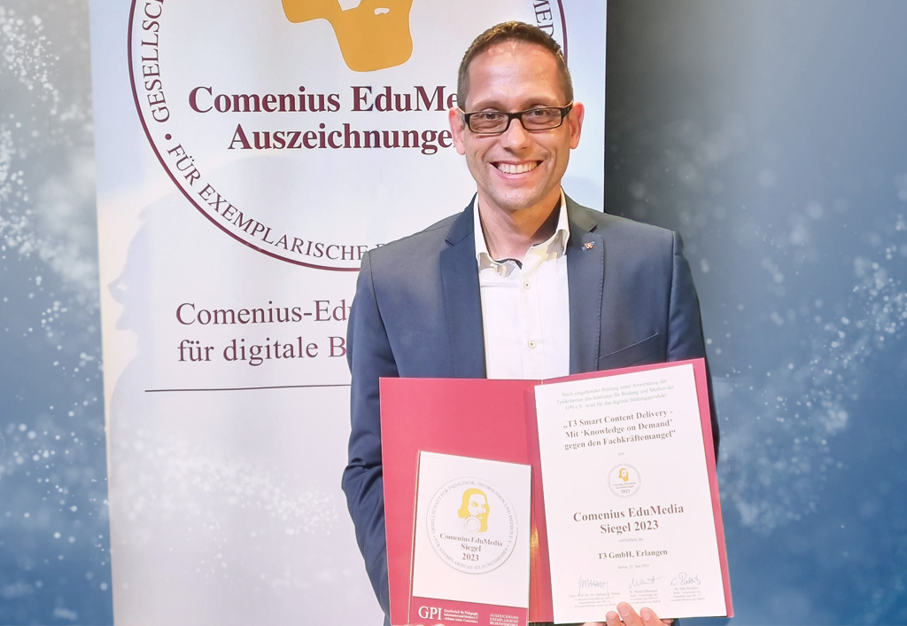 Hannes Endress präsentiert stolz das Comenius-Siegel